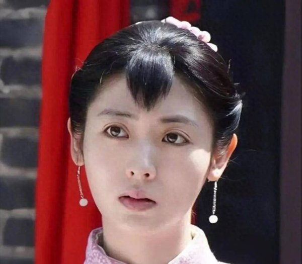 深圳配资公司 好惨的女演员！她靠《生万物》爆红，却因悼念于朦胧，被全网痛批