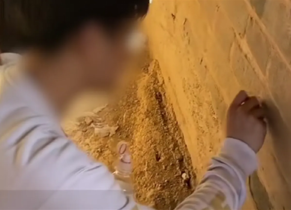 配资网址 游客被曝在司马台长城城墙刻字，景区回应！此前多起类案被罚