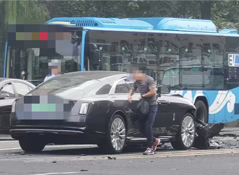 深圳配资公司 陈震驾车发生车祸，交警称其负全责！曾陷提前泄露新车争议